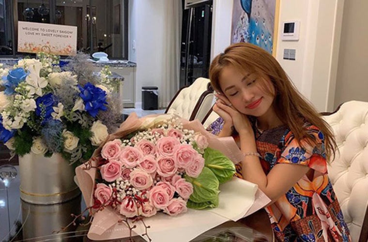 Sau nhiều năm ly hôn, Vân Hugo đã tìm được bến bờ mới và chuẩn bị có đám cưới trong tương lai gần. Mặc dù mới chỉ đính hôn nhưng nữ MC đã được chồng sắp cưới tặng luôn một căn biệt thự sang trọng ở TP.HCM.