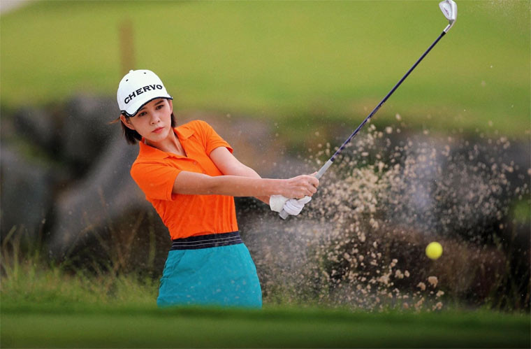 Vũ Thu Hoài cũng là bạn thân của Lã Thanh Huyền. Nữ MC kiêm diễn viên từng bị cư dân mạng bình luận ác ý rằng cô mất 7 năm tới sân golf để săn đại gia.