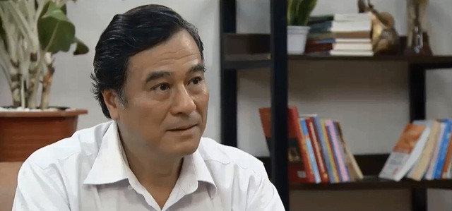 Chia sẻ trong chương trình “Bữa trưa vui vẻ” cách đây 2 năm, nghệ sĩ Mạnh Cường tiết lộ phản ứng của bà xã về lý lịch đào hoa của chồng: “Vợ tôi có gợi ý tổ chức một buổi tiệc, gặp lại tất cả các bạn diễn nữ đã từng diễn chung với tôi trong 40 năm qua trên sân khấu kịch đến phim ảnh, cả những người từng đóng vợ, người yêu, bồ bịch…". Ảnh cắt clip VTV.