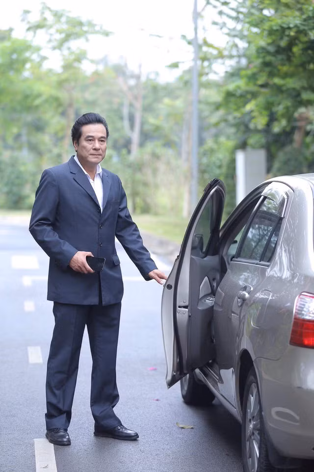 NSND Mạnh Cường từng chia sẻ, vợ anh là người phụ nữ có nhan sắc, vóc dáng cũng thuộc dạng “được”. Nét dịu hiền, nhẹ nhàng và sự quan tâm của vợ chính là điểm khiến một người vốn mạnh mẽ như anh bị cuốn hút.