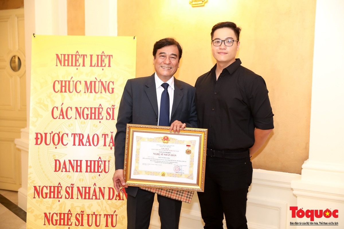 Hình ảnh hiếm hoi của nghệ sĩ Mạnh Cường bên con trai trong ngày anh nhận danh hiệu NSND hồi tháng 9/2019. Ảnh: Tổ Quốc.