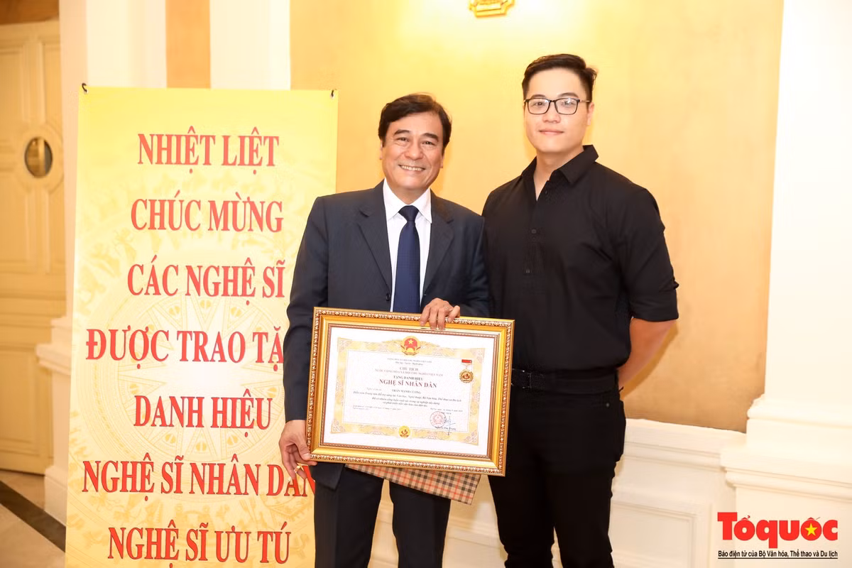 Hình ảnh hiếm hoi của nghệ sĩ Mạnh Cường bên con trai trong ngày anh nhận danh hiệu NSND hồi tháng 9/2019. Ảnh: Tổ Quốc.