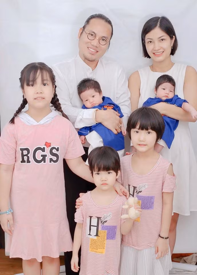 Nghe si Vuong Rau khoe cap song sinh dang yeu nhu thien than