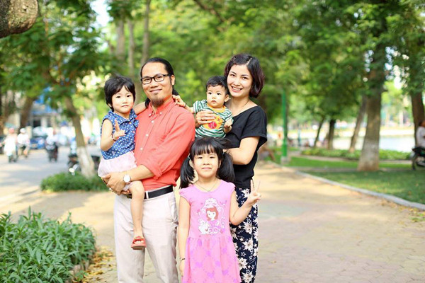 Vượng Râu cũng tiết lộ: "Mấy hôm nay ngày nào nhà em cũng nhận được lời mời quảng cáo, chỗ thì mời ghi hình, chỗ mời cầm hộp sản phẩm, chỗ lại mời nhật xét sản phẩm... Nhưng vẫn chưa vào chung kết, một phần chắc do em là ông bố khó tính quá! Nếu chung cư mà mời cả nhà em thì khác, thuốc kích (dục) cường dương bổ thận lại khác, mình em lại khác và cả gia đình lại khác nữa... Với một nghệ sĩ như em tiền nong không phải là cái đầu tiên nhắc đến mà đó là chất lượng sản phẩm đầu tiên và cuối cùng là bao nhiêu số 0 đứng sau".