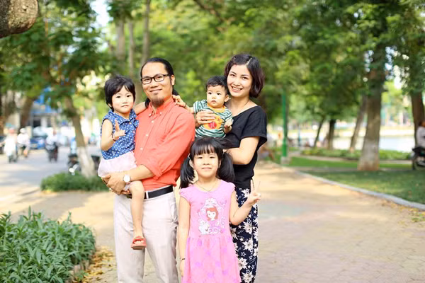 Vượng Râu cũng tiết lộ: "Mấy hôm nay ngày nào nhà em cũng nhận được lời mời quảng cáo, chỗ thì mời ghi hình, chỗ mời cầm hộp sản phẩm, chỗ lại mời nhật xét sản phẩm... Nhưng vẫn chưa vào chung kết, một phần chắc do em là ông bố khó tính quá! Nếu chung cư mà mời cả nhà em thì khác, thuốc kích (dục) cường dương bổ thận lại khác, mình em lại khác và cả gia đình lại khác nữa... Với một nghệ sĩ như em tiền nong không phải là cái đầu tiên nhắc đến mà đó là chất lượng sản phẩm đầu tiên và cuối cùng là bao nhiêu số 0 đứng sau".