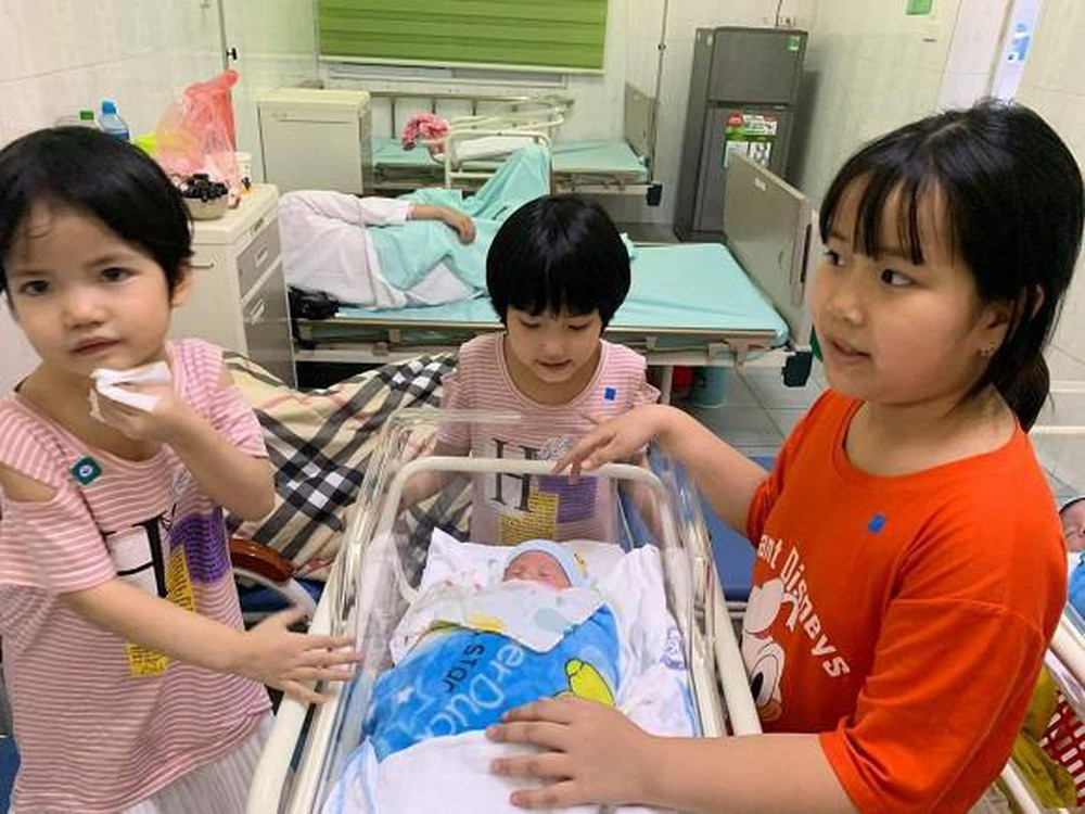 Cuối cùng cũng có "đủ nếp đủ tẻ" ở tuổi 40, Vượng Râu không giấu nổi cảm giác hạnh phúc như mơ.