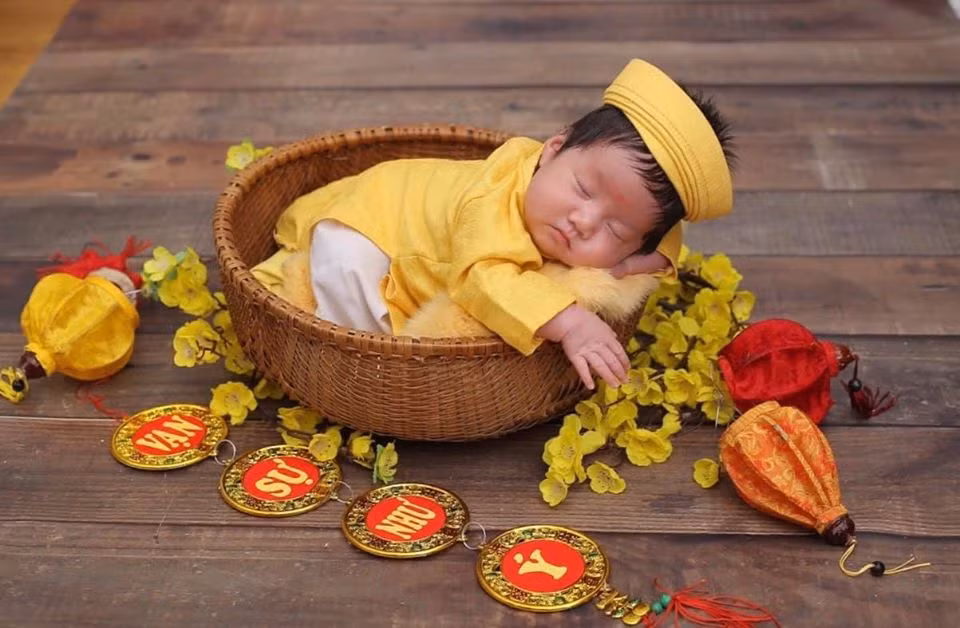 Bảo Quang và Bảo Vinh - cặp quý tử song sinh của Vượng Râu kháu khỉnh, đáng yêu như thiên thần.