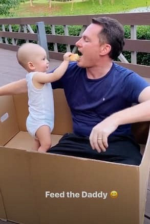 Con trai chung của cặp đôi rất quấn bố.