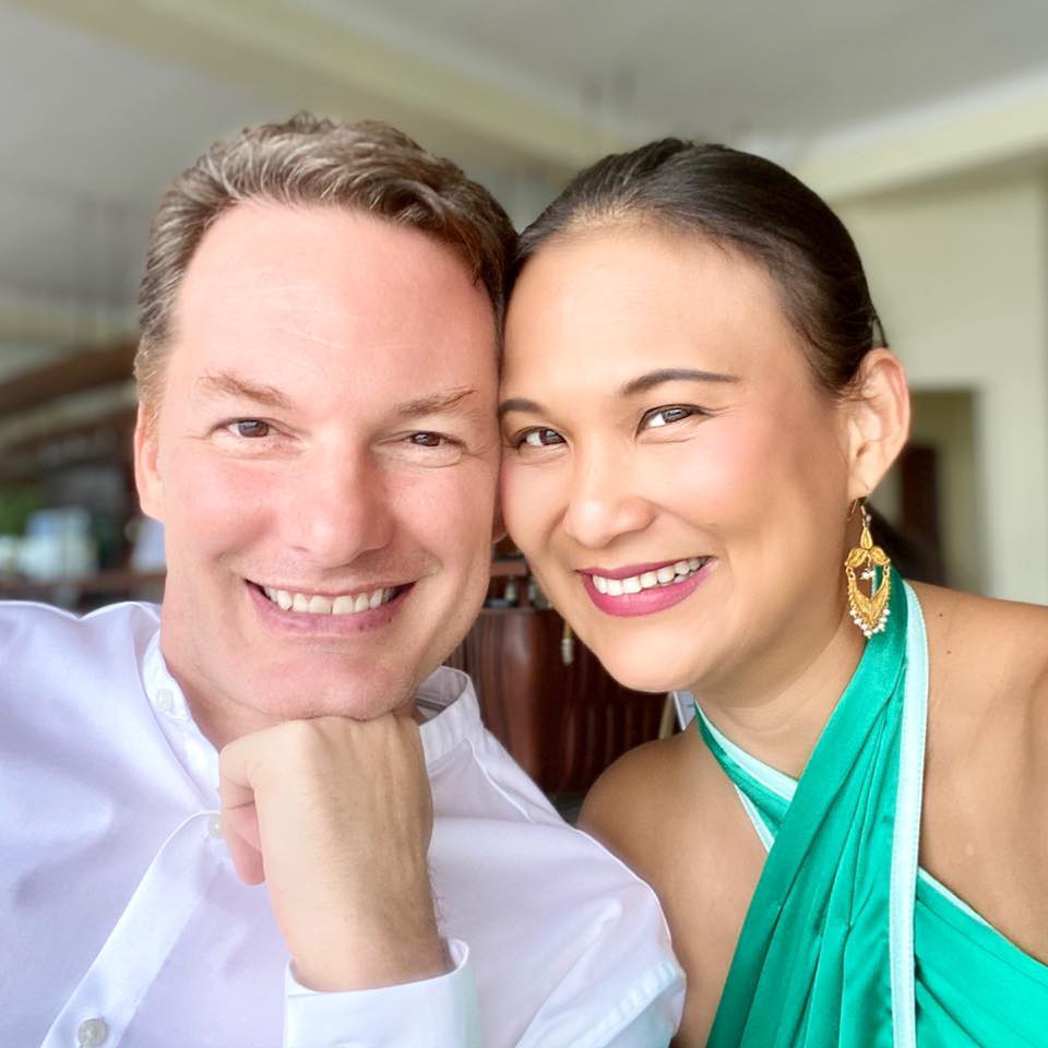 Ngày 9/7, nữ doanh nhân Myanmar đăng bức ảnh tình cảm của hai vợ chồng cùng lời nhắn nhủ: "Kỷ niệm 24 năm ngày hẹn hò đầu tiên của hai vợ chồng vào cuối tuần trước. Già hơn, khôn ngoan hơn, nặng hơn, yêu nhiều hơn!".