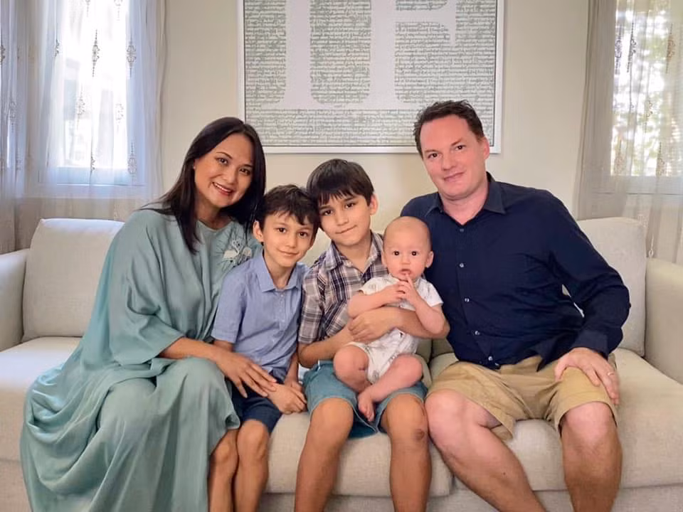 Trước khi tái hôn và sinh con thứ 3, vợ mới của chồng cũ Hồng Nhung cũng trải qua cuộc hôn nhân đổ vỡ và có hai con trai riêng.