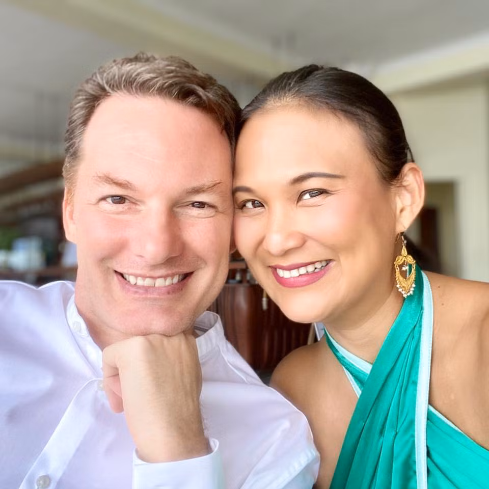 Ngày 9/7, nữ doanh nhân Myanmar đăng bức ảnh tình cảm của hai vợ chồng cùng lời nhắn nhủ: "Kỷ niệm 24 năm ngày hẹn hò đầu tiên của hai vợ chồng vào cuối tuần trước. Già hơn, khôn ngoan hơn, nặng hơn, yêu nhiều hơn!".