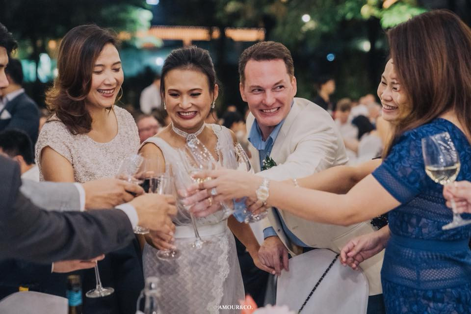 Trong khi đó, chồng cũ Hồng Nhung nhanh chóng tái hôn với nữ doanh nhân Thiri Thant Mon sau nửa năm ly hôn. Cả hai từng là mối tình đầu của nhau trước khi đi đến hôn nhân.