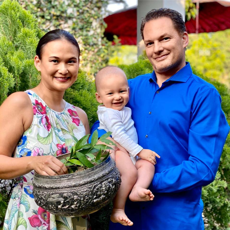 Nữ doanh nhân Myanmar thường xuyên khoe hình ảnh gia đình hạnh phúc lên trang cá nhân. Trong thời gian ở nhà mùa dịch COVID- 19, hai vợ chồng dành nhiều thời gian hơn cho gia đình và chăm sóc con cái.