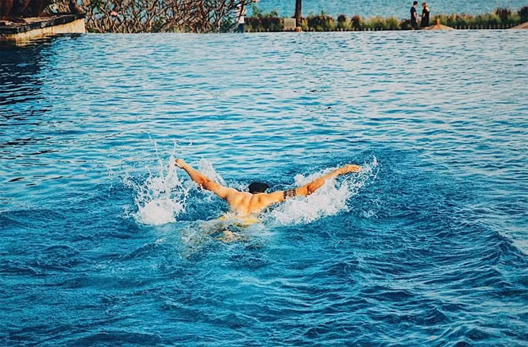 Nhiều người khen anh sở hữu body “vạn người mê”, cơ bắp cuồn cuộn, 6 múi rõ ràng.