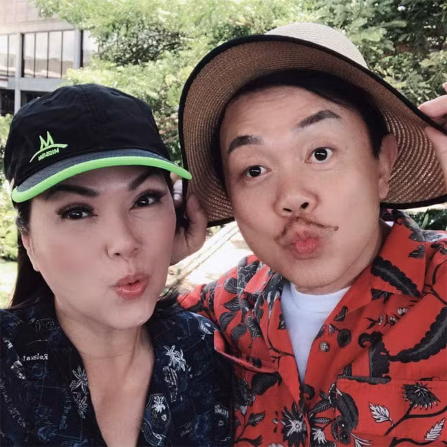 Trong mắt Phương Loan, Chí Tài là một người chồng đàng hoàng và chỉn chu. “Ảnh cũng chiều tôi lắm. Làm bao nhiêu tiền đều để dành gửi về cho vợ, vợ thích mua gì cũng đồng ý hết. Vợ chồng thường xuyên xa nhau, tôi cũng ghen chứ. Nhất là chồng nổi tiếng, ai lại không ghen. Thế nhưng tôi tin tưởng ảnh lắm…”, Phương Loan tâm sự.