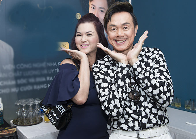 Còn Phương Loan, để giữ chân chồng ở Việt Nam, cô yêu cầu Chí Tài treo ảnh mình khắp nơi trong căn nhà cao cấp mà nam danh hài đang sống.