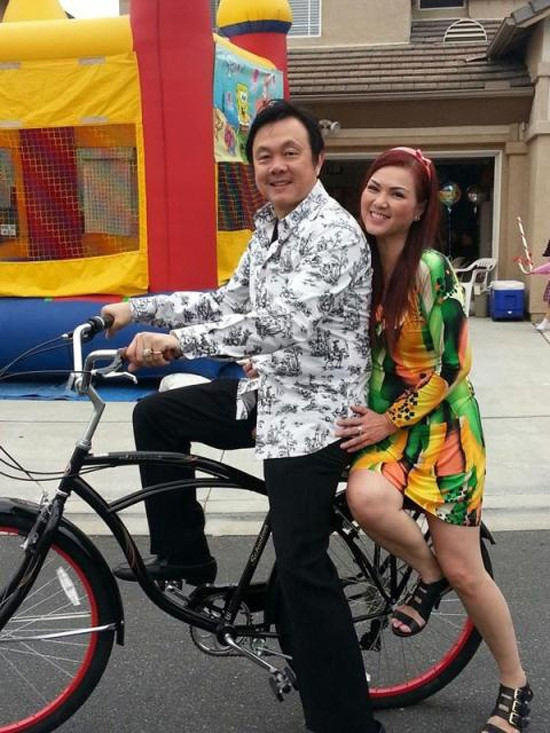 Nhưng cũng vì chiều vợ, kiếm được bao tiền đều mang về Mỹ cho vợ, nên Chí Tài bị "mang tiếng" là kẻ "keo kiệt", không bao giờ chiêu đãi các bạn bữa nào.