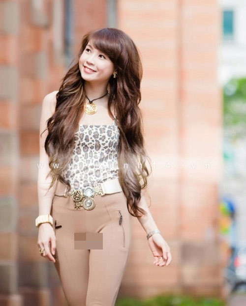 Sam từng ngượng chín mặt khi bị mọi người chê bai style phản cảm của cô khi mặc quần bó để lộ vùng kín.