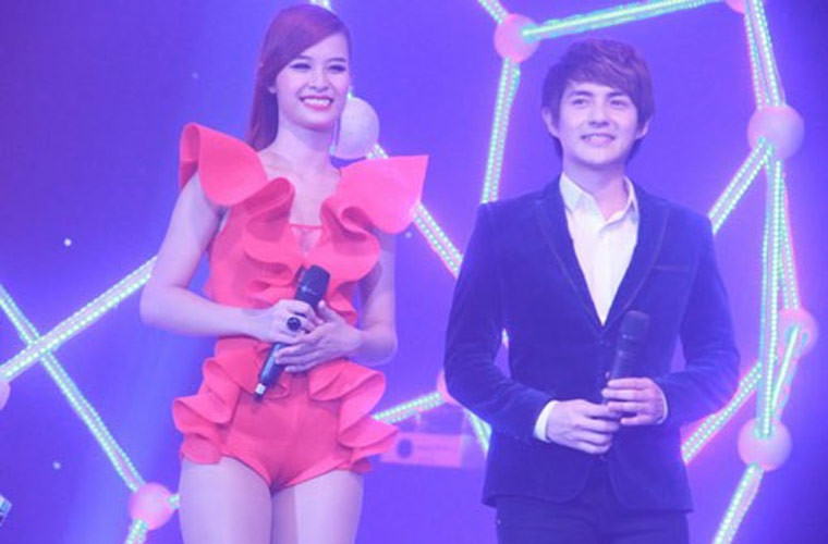 Thế nhưng nữ ca sĩ không hề hay biết mà vẫn vô tư cười nói trên sân khấu. Lỗi trang phục của mỹ nhân Việt này khiến cô bị "ném đá".