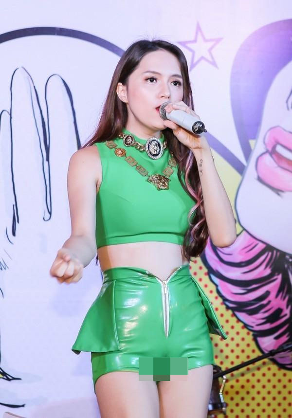 Hương Giang Idol để lộ vùng kín khi mặc chiếc quần short da bó sát.