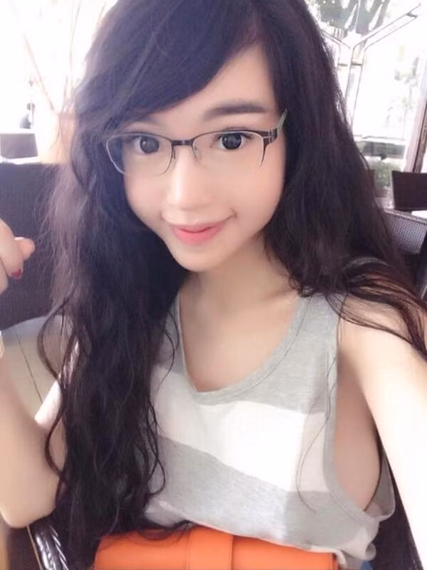 Elly Trần thả rông đi chơi khiến vòng 1 của cô đã khủng lại thêm khủng hơn.