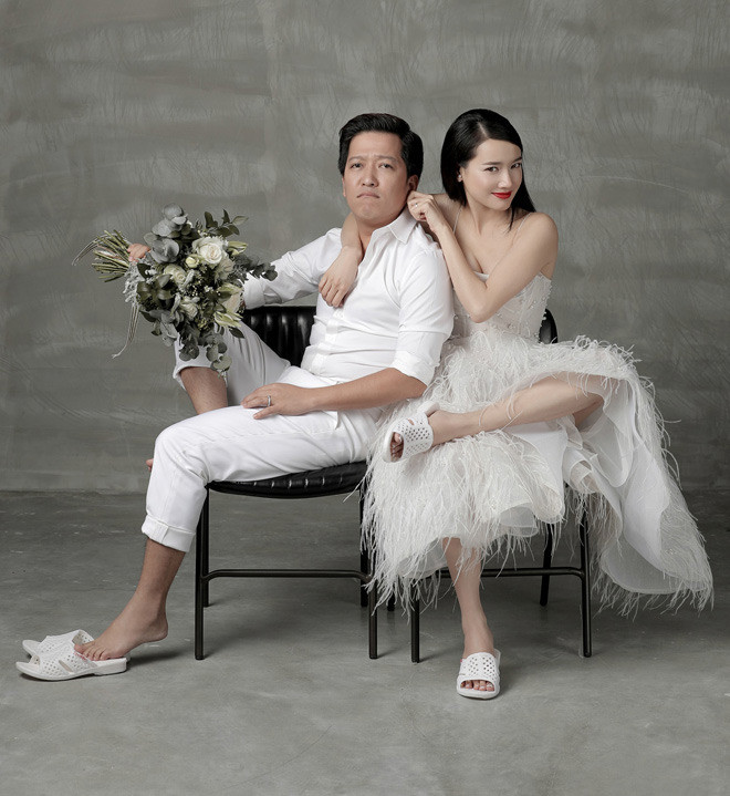 "Vợ là mẹ mà, không phải muốn làm gì làm đâu. Ghê lắm!", nam danh hài chia sẻ. Tuy nhiên anh cũng khẳng định: "Chuyện tôi để vợ giữ tiền, tôi nghĩ là bình thường vì của chồng công vợ. Vợ giữ tiền thì cũng mua đồ lại cho mình, chứ không có gì cả".