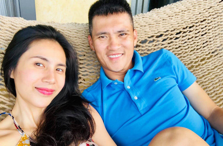 Công Vinh nổi tiếng trong Vbiz vì rất chiều và sợ vợ. Mọi khoản tiền anh kiếm được đều đưa cho Thủy Tiên giữ và việc này anh công khai cho nhiều người biết.