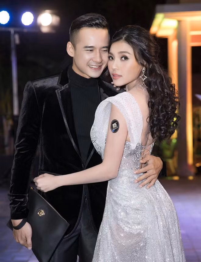 Chính Thúy Diễm chia sẻ: "Anh Thành là người rất tôn trọng vợ. Anh ấy làm được bao nhiêu tiền đều đưa hết cho vợ và khi nào cần tiền tiêu, anh ấy sẽ nói để tôi đưa. Vợ chồng tôi thường bàn nhau nếu cần phải chi các khoản lớn còn việc chi tiêu thường ngày trong gia đình là do tôi quản lý".