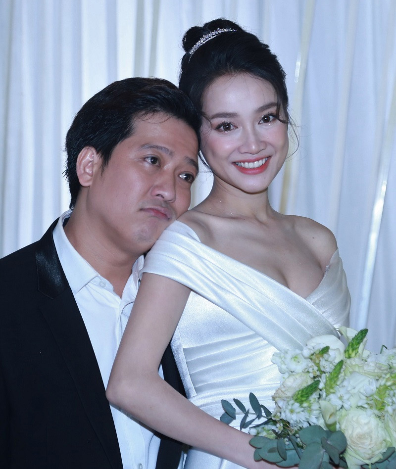 “Riêng anh chưa bao giờ thấy “cục tiền” để mà quăng, thậm chí còn không biết con số là bao nhiêu luôn. Anh đi ăn mà cà thẻ người ta nói xin lỗi anh, dù thẻ tên anh nhưng mà mã thẻ không phải của anh, vợ anh giữ hết rồi", Trường Giang kể khổ về việc mình không biết số tiền kiếm được là bao nhiêu kể từ khi kết hôn.