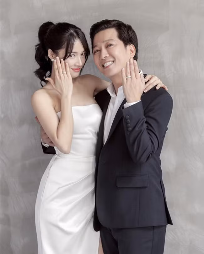 Giống như Trấn Thành, Trường Giang cũng là sao nam Việt bị vợ quản lý chi tiêu rất chặt. Từ khi lấy vợ, Trường Giang cũng bị Nhã Phương quản lý tài chính và mỗi ngày vợ phát cho một khoản tiền cố định chi tiêu.