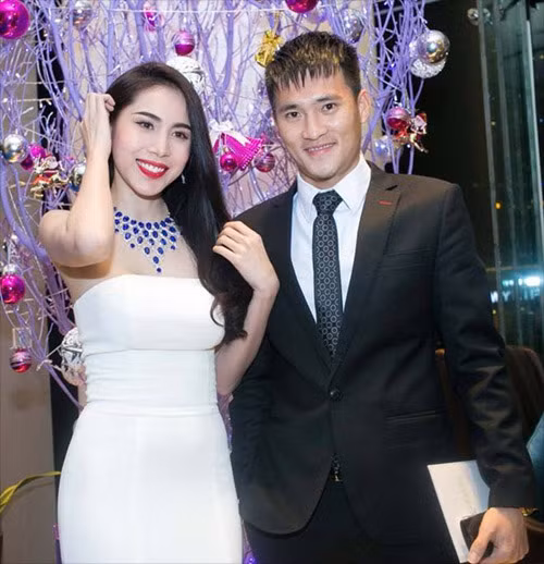 "Trong túi anh Vinh đâu có đồng nào đâu, nên mỗi lần nào ra đường, anh ấy đều xin tôi tiền và luôn cảm thấy hạnh phúc về điều đó. Ngay cả thẻ thanh toán của anh Vinh cũng đứng tên tôi, do đó, mọi khoản tiêu xài của anh Vinh bên ngoài tôi đều nắm rõ. Đôi lúc, ảnh còn nói đùa rằng 'Em quản anh chặt quá nên anh không mua đồ cho gái được. Vì anh có lén quẹt thẻ mua cho cô nào, tin nhắn cũng báo về máy em", Thủy Tiên nói.