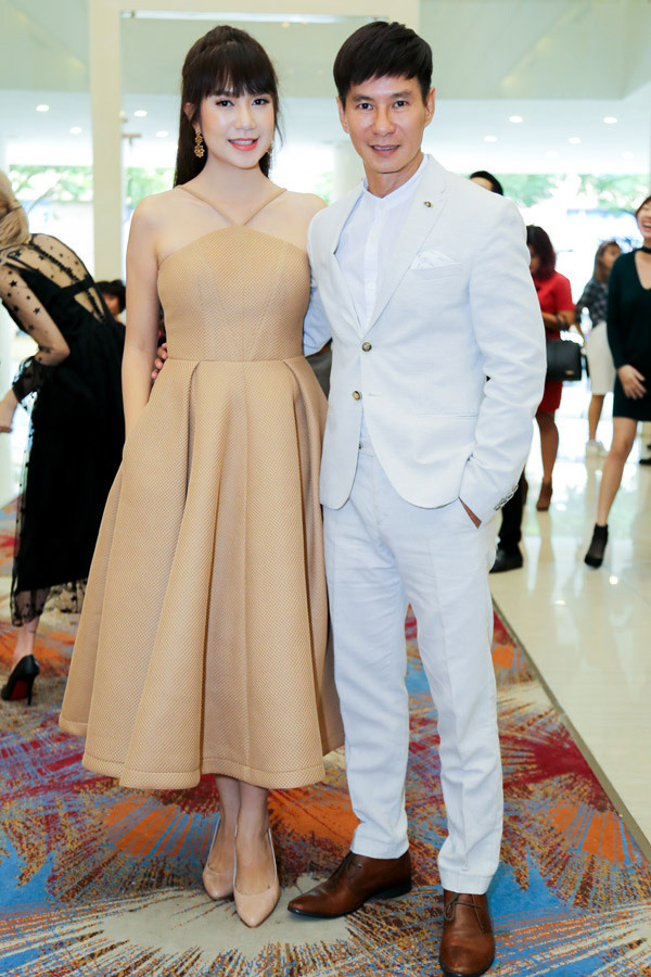 Lý Hải cũng tình nguyện đưa hết tiền cho vợ giữ và kể: "Tôi dẫn vợ đi ăn rồi nên nghĩ cũng không cần tặng quà. Hơn nữa, tôi đã đưa tiền cho vợ giữ hết nên muốn tặng cũng không được".