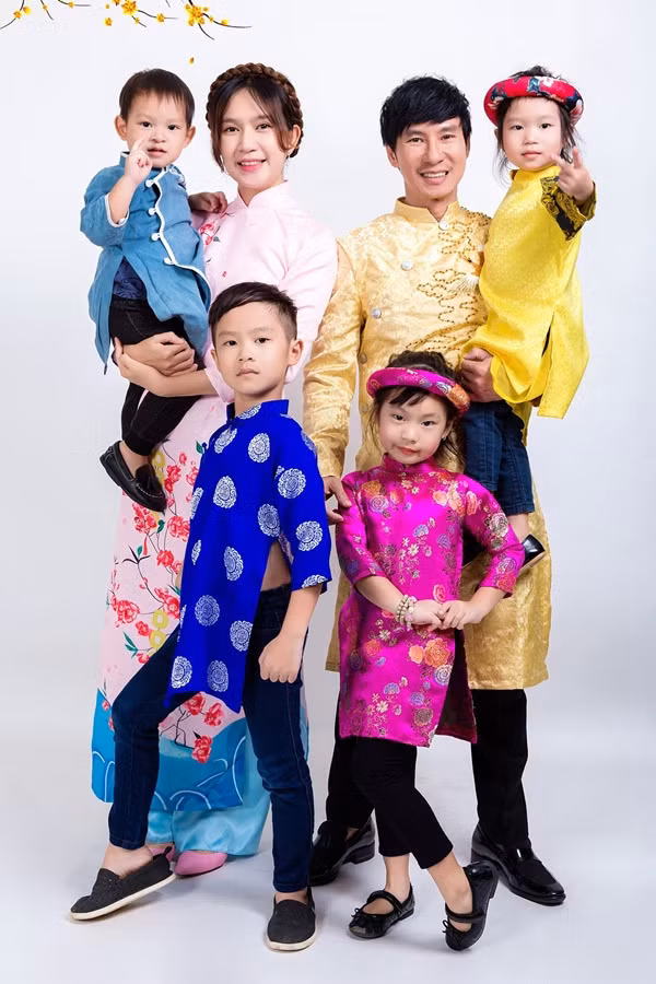 Mặc dù tiền Lý Hải kiếm được đều một tay bà xã, hot girl Minh Hà giữ hết nhưng khi anh có dự án gì, vợ đều sẵn lòng đưa cho, thậm chí cô còn sẵn sàng bán nhà để chồng thỏa ước mơ nghệ thuật.