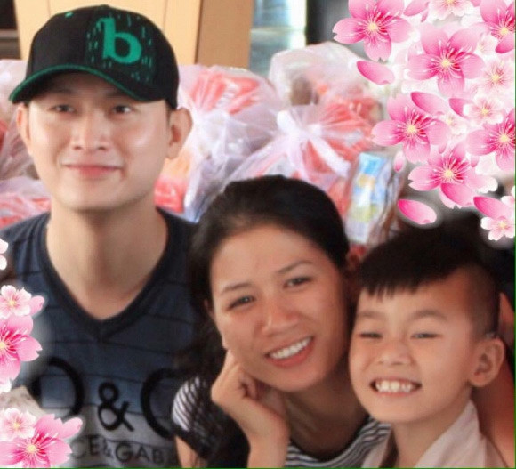  Trang Trần và Loius Trần quen nhau trong thời gian tham gia hội từ thiện chùa Giác Nguyên. “Tôi hay nổi khùng, thậm chí luyên thuyên kể chuyện bị chơi xấu cho anh nghe, nhưng anh chỉ cười. Anh nói, anh không quan tâm và tình nguyện làm cái bị cho tôi đấm để xả tức giận", Trang Trần nhớ lại kỷ niệm một thuở với Louis.