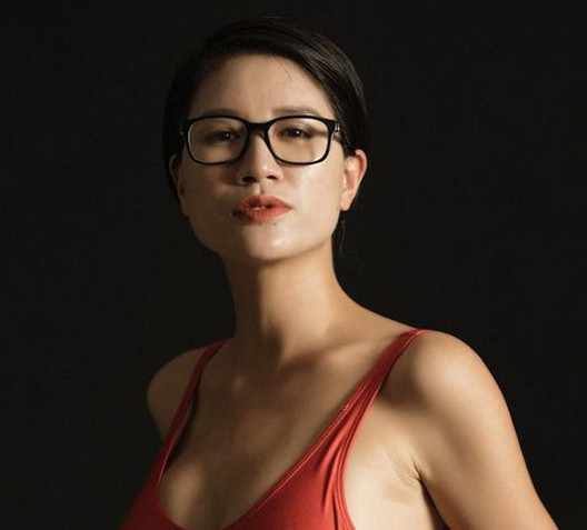 Cô đến tận nhà anti-fan dằn mặt, gọi điện thoại xử lý những người bom hàng, hoặc nói xấu mình trên facebook cá nhân.