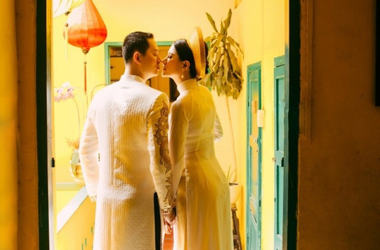 Trang Trần khiến chồng mê như điếu đổ bởi trong mắt anh cô là một người sống thật: “Tôi đã từng thấy em ngồi góc chùa khóc, tôi đã thấy em trong bộ đồ lam, tôi đã thấy em trong đôi dép kẹp, tôi đã thấy em khuân từng bao gạo, từng bộc quần áo từ thiện, không son phấn loè loẹt, chẳng điểm tô mặt mày, tóc buộc thật gọn gàng”.