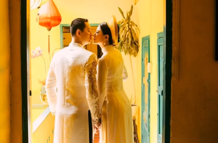 Trang Trần khiến chồng mê như điếu đổ bởi trong mắt anh cô là một người sống thật: “Tôi đã từng thấy em ngồi góc chùa khóc, tôi đã thấy em trong bộ đồ lam, tôi đã thấy em trong đôi dép kẹp, tôi đã thấy em khuân từng bao gạo, từng bộc quần áo từ thiện, không son phấn loè loẹt, chẳng điểm tô mặt mày, tóc buộc thật gọn gàng”.