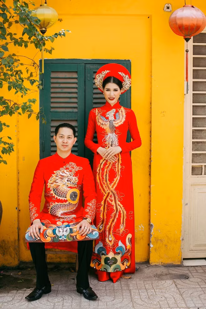 "Bạn bè tôi hay hỏi: 'Nó đẹp không?'. Không! 'Dịu dàng không?'. Không! Nết na, nhu mì lại càng không... 'Rồi nó có cái gì?'. Trái tim! Đến giờ phút này đây, tôi luôn hỏi bản thân: Tôi yêu gì ở em? Xin thưa, không một thứ gì ngoài con tim của em, và vì đó là em. Mỗi lần tôi bên em, em có chì chiết, mắng nhiếc, trách móc, tôi cũng chỉ im lặng…”, chồng Trang Trần giãi bày trên trang cá nhân.