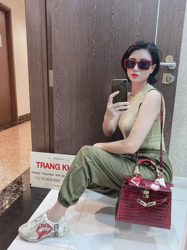 Về phía Trang Trần, trong một cuộc phỏng vấn mới đây, cô khẳng định, sở dĩ mình được chồng yêu chiều như vậy là vì cô có được sức mạnh mà không phải người phụ nữ nào cũng có, đó là sự tự chủ.