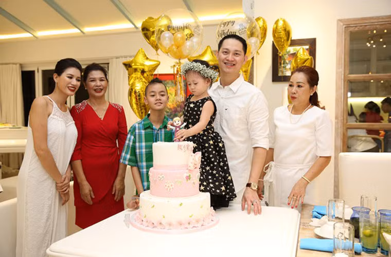 Ngoài ra, Trang Trần cho biết, dù ở ngoài xã hội cô gai góc, ăn nói bỗ bã, sẵn sàng đáp trả những kẻ nói xấu mình, nhưng với chồng, gia đình và những người yêu thương cô luôn có cách đối xử tinh tế, mềm mại. Chính vì thế mà Louis Trần rất yêu thương và tôn trọng vợ.