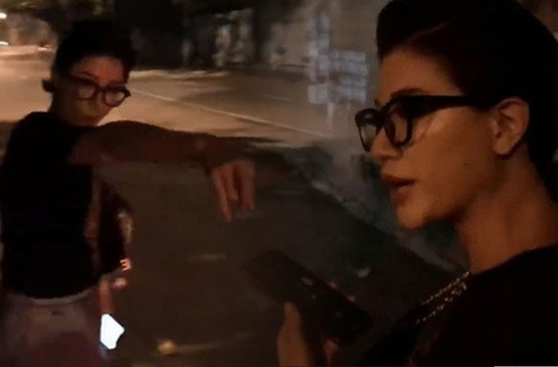 Mới đây nhất, cựu người mẫu sinh năm 1985 còn về tận nhà một anti-fan ở Đồng Nai ngay giữa đêm để “quyết đấu” khi người này nói xấu Trang Trần và có thái độ thách thức.