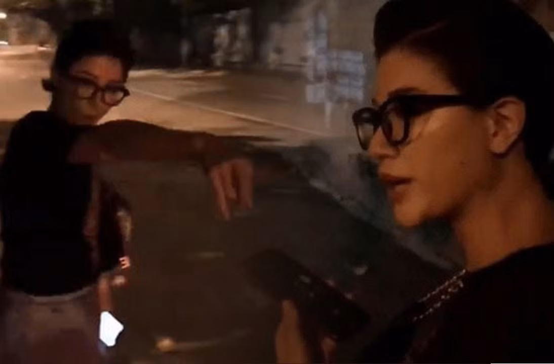 Mới đây nhất, cựu người mẫu sinh năm 1985 còn về tận nhà một anti-fan ở Đồng Nai ngay giữa đêm để “quyết đấu” khi người này nói xấu Trang Trần và có thái độ thách thức.