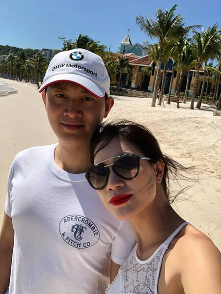 Mặc dù sống xa nhau nửa vòng trái đất nhưng vợ chồng Trang Trần vẫn thường xuyên liên lạc qua Facetime. Thỉnh thoảng chồng cô lại về Việt Nam đưa vợ con đi du lịch.