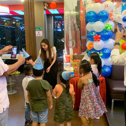 Thậm chí trong buổi tiệc sinh nhật tròn 5 tuổi cho cậu con trai Noah tối 11/1, ông xã Diễm Hương cũng vắng mặt.