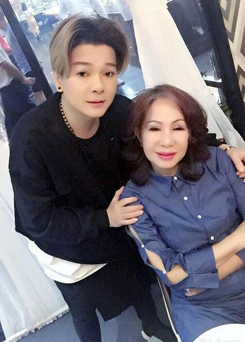 Theo Huyền Vân chia sẻ, khi mới quen nhau, lúc đó Vũ Hà mới 24 còn Huyền Vân 32. Mặc dù mới chỉ là ca sĩ trẻ trong nghề, còn nhiều khó khăn, nhưng Vũ Hà chưa bao giờ yêu cầu chị giúp đỡ về vật chất mà tự kiếm tiền bằng nghề cắt tóc.