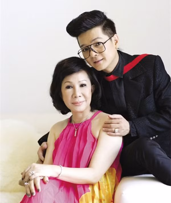 Bên nhau hơn 20 năm nhưng vợ chồng Vũ Hà – Huyền Vân vẫn chưa có một đám cưới chính thức. Dẫu vậy cuộc sống lứa đôi hạnh phúc của họ khiến nhiều người ngưỡng mộ.