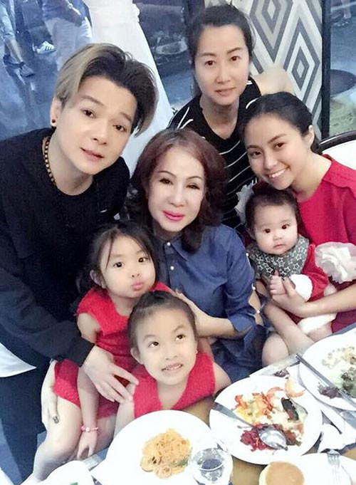 Giọng ca Giọt nước mắt đàn ông cho biết ở tuổi gần 50, anh sống vui vầy bên người vợ hơn tuổi và đàn con cháu rất an nhàn, hạnh phúc.