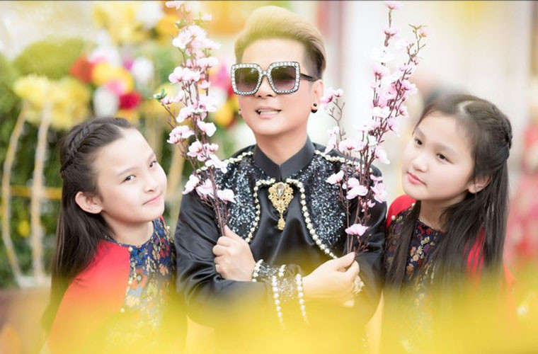 Không còn cơ hội làm cha mẹ, vợ chồng Vũ Hà bàn nhau xin đứa cháu ruột về làm con nuôi. Hiện tại con trai nuôi của Vũ Hà 26 tuổi và đã lấy vợ, sinh con.