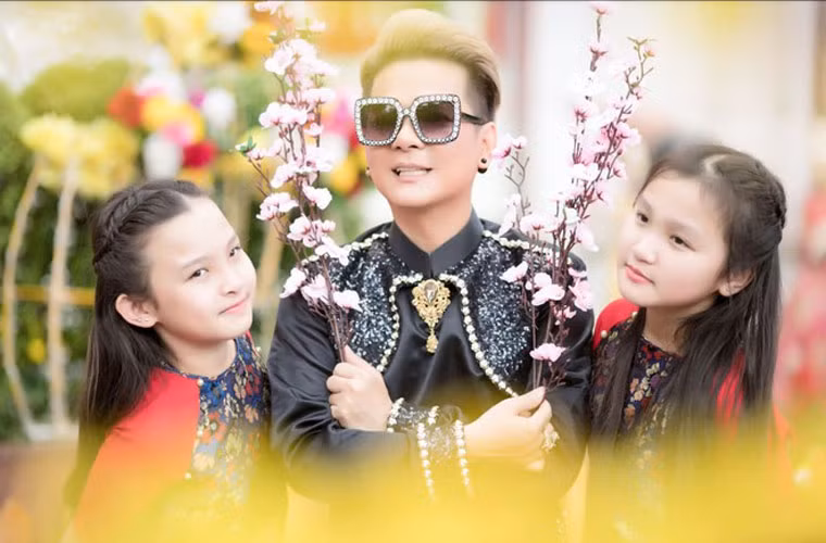 Không còn cơ hội làm cha mẹ, vợ chồng Vũ Hà bàn nhau xin đứa cháu ruột về làm con nuôi. Hiện tại con trai nuôi của Vũ Hà 26 tuổi và đã lấy vợ, sinh con.