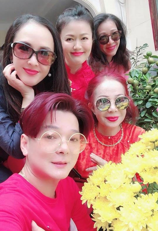 Vũ Hà cho biết, hạnh phúc với anh bây giờ là được ăn món ngon vợ nấu mỗi ngày, mặc cho những lời đồn thổi về việc anh lấy vợ già để “đào mỏ” hay che đậy giới tính.